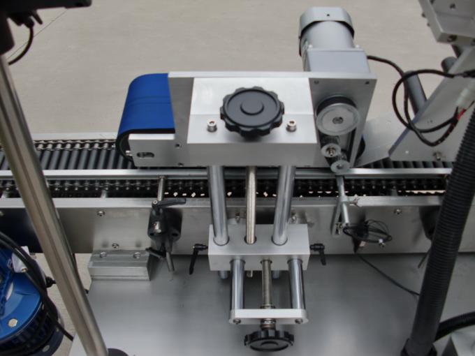 Mesin adesif label kaleng cilik kanthi kacepetan dhuwur, mesin stiker label botol ireng kanggo kosmetik