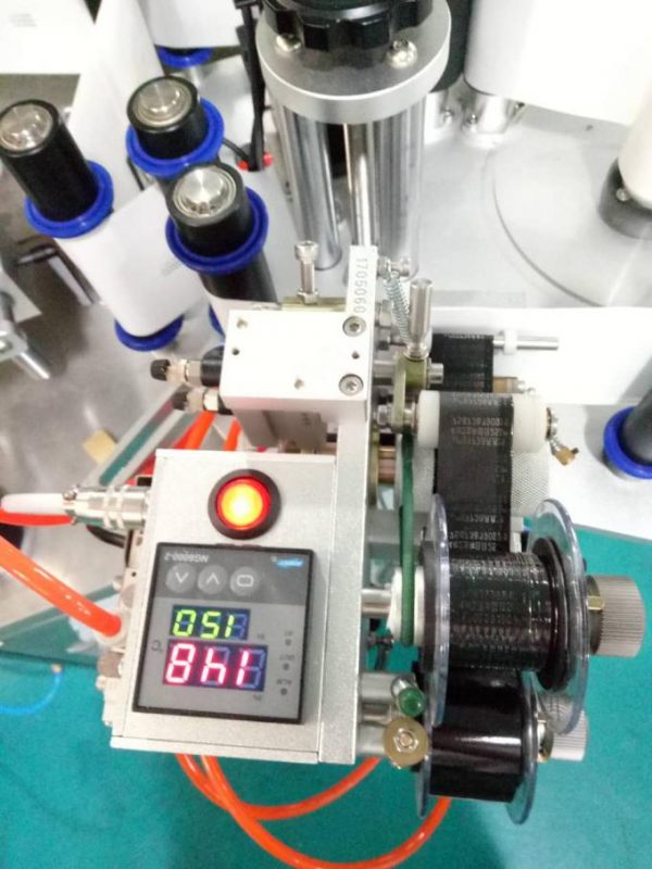 Mesin Labeling Stiker Sisih Dobel Otomatis Kanthi Piranti Paging Lan Mesin Coding