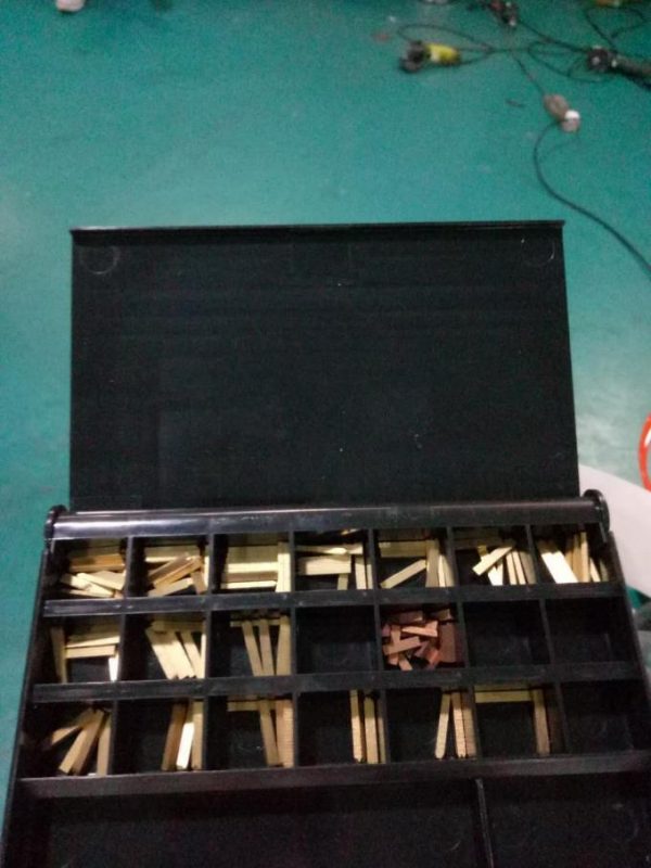 Mesin Labeling Stiker Sisih Dobel Otomatis Kanthi Piranti Paging Lan Mesin Coding