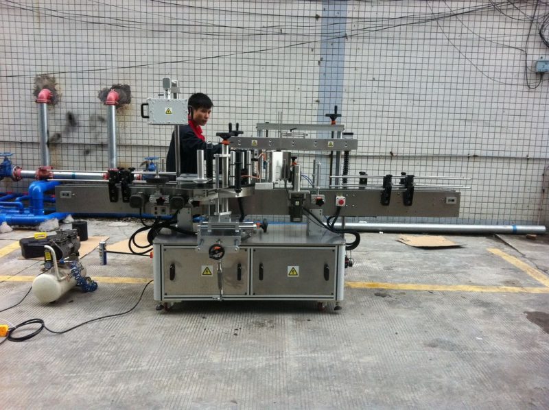 China Mesin Label Botol Babak Adhesive otomatis Full kanggo pemasok Botol Peliharaan ngarep lan mburi